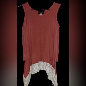 Women’s cold shoulder shirt / blouse w/ white lace. Size M. Great condition!!!